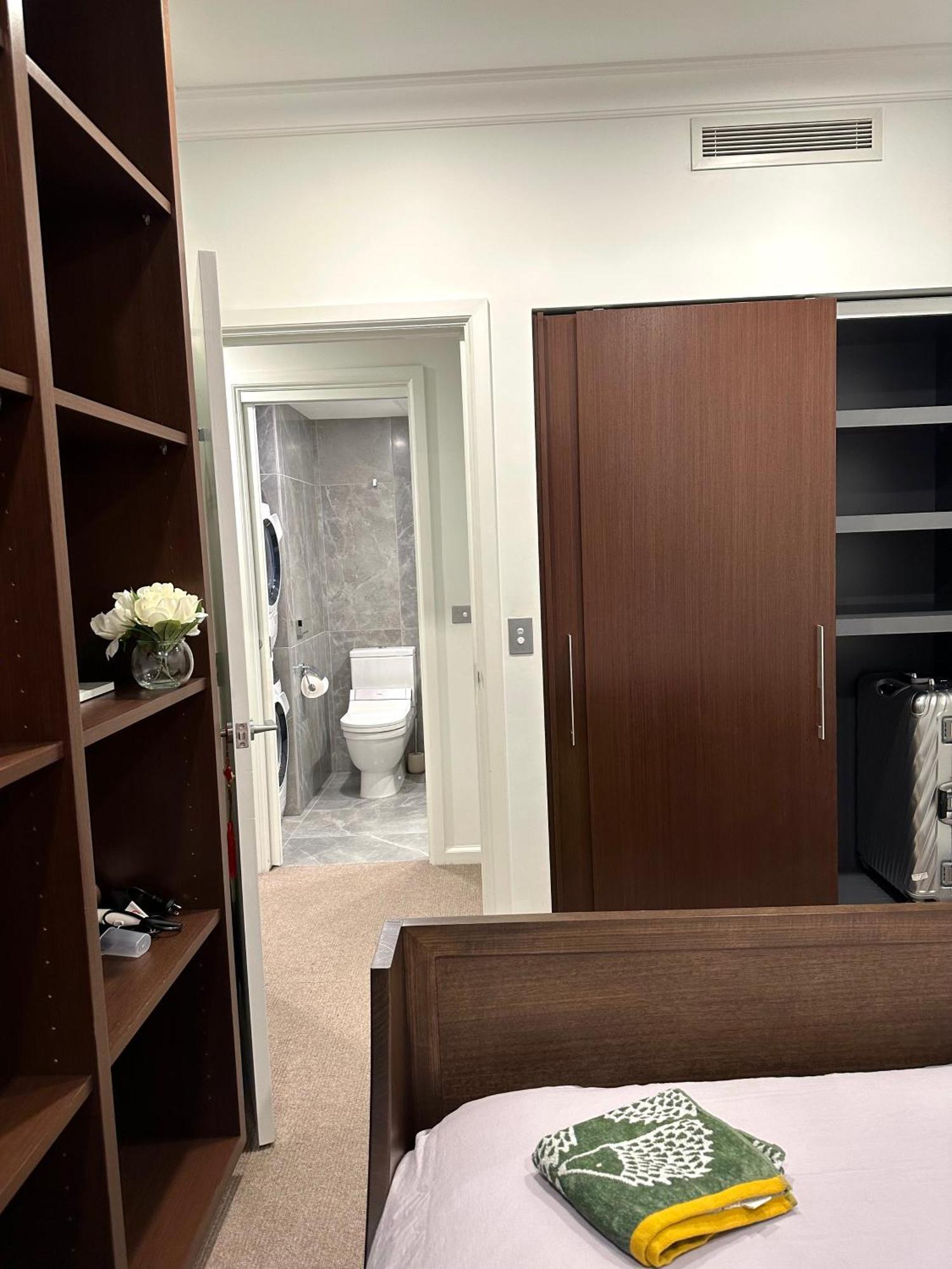 Private 1 Bed Accom With Bathroom In A 3 Bed Apartment - Melb Cbd, Regency Towers - Free Parking, Wifi And Pool Melburne Exterior foto