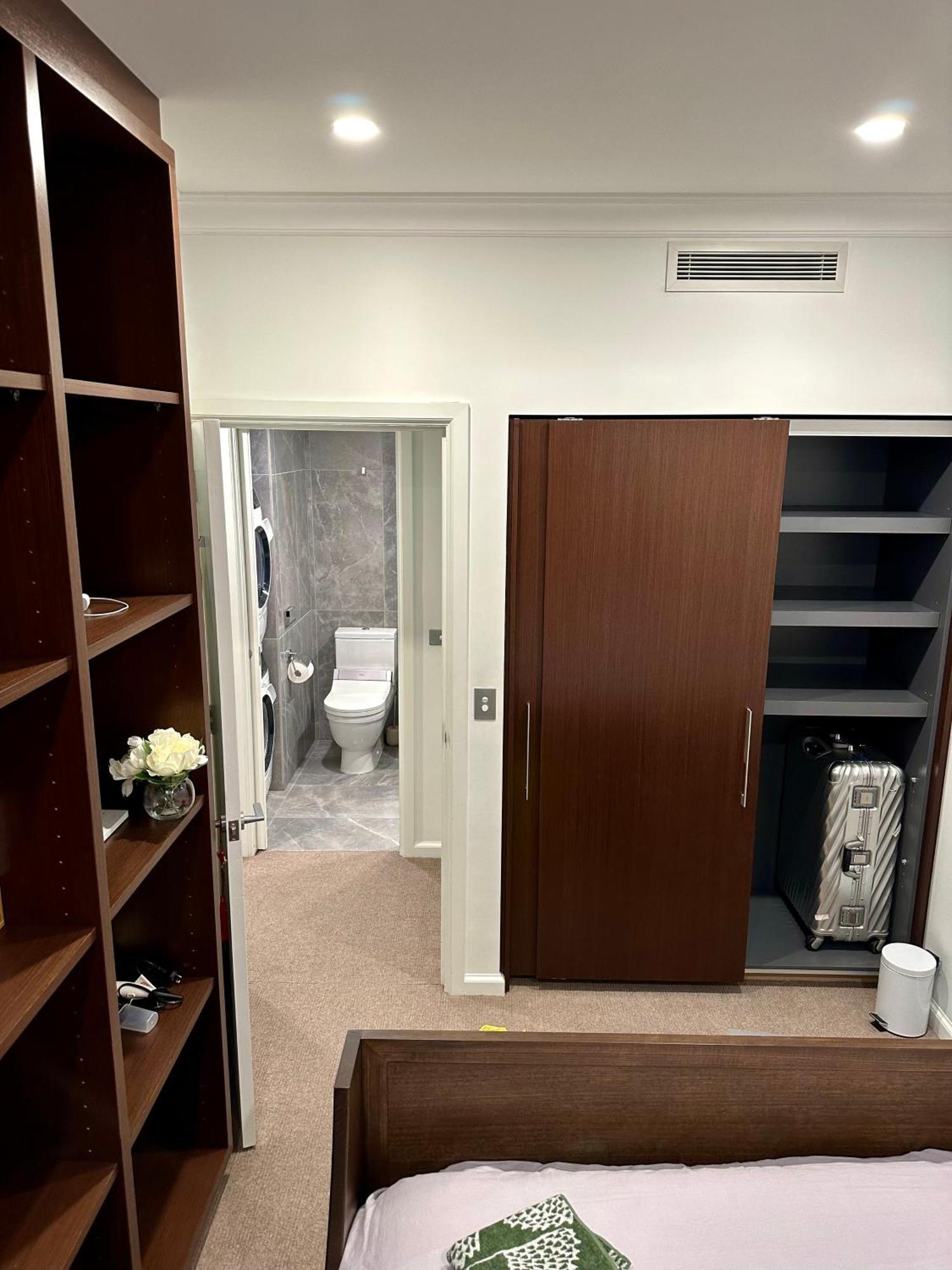 Private 1 Bed Accom With Bathroom In A 3 Bed Apartment - Melb Cbd, Regency Towers - Free Parking, Wifi And Pool Melburne Exterior foto