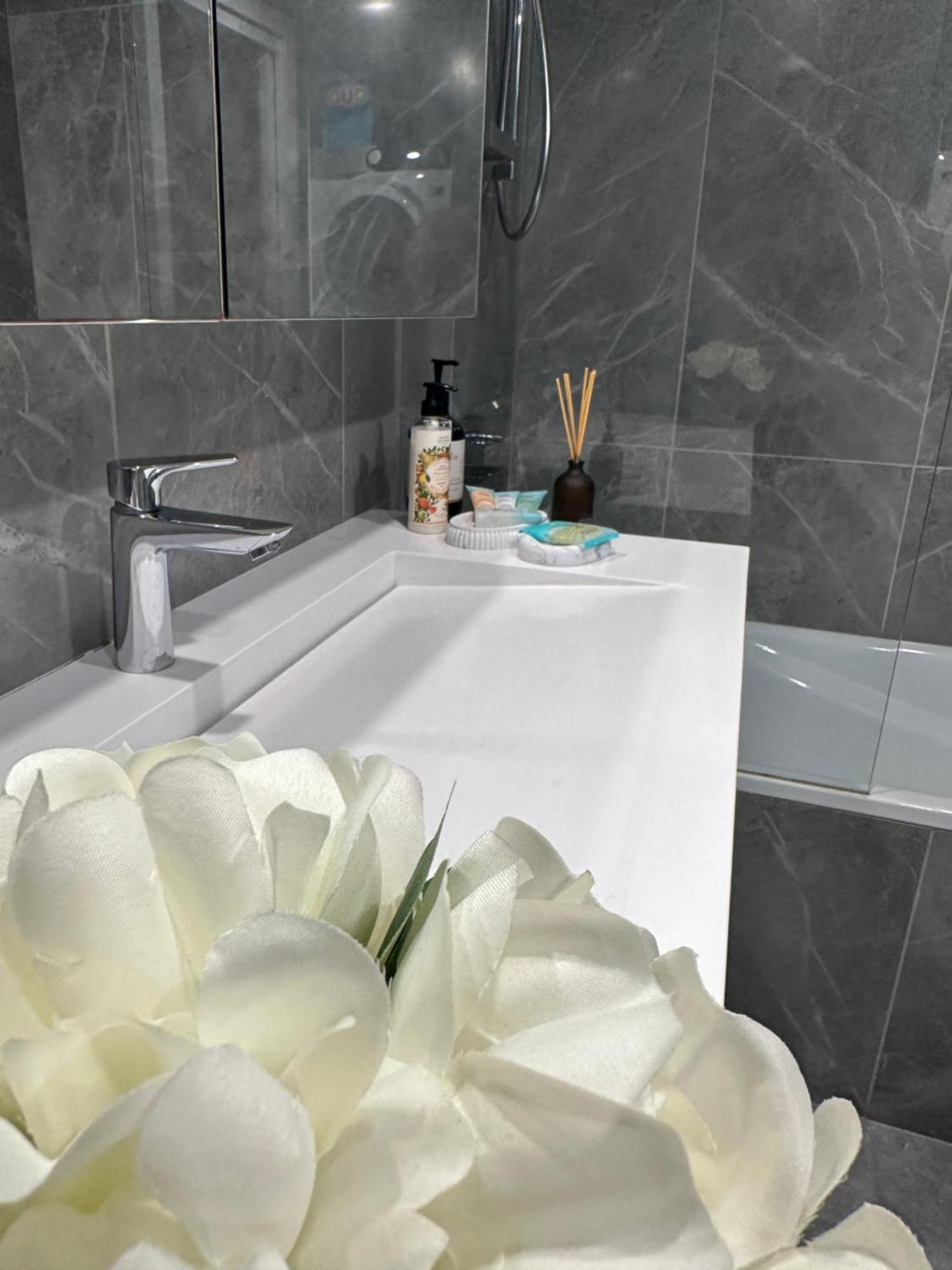 Private 1 Bed Accom With Bathroom In A 3 Bed Apartment - Melb Cbd, Regency Towers - Free Parking, Wifi And Pool Melburne Exterior foto